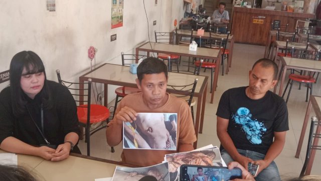 Keluarga korban H Mayong bernama Gassing (49), yang meninggal saat bentrok akibat sengketa lahan di Mamuju Tengah (Portal Media/Aldi) 