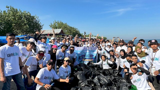 Menteri BUMN Ajak Milenial dan Warga Makassar Aksi Clean Up di Pantai Tanjung Bayang 