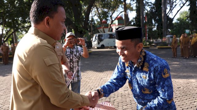  Bupati Bantaeng, Ilham Azikin saat penyerahan SK kepada PPPK/Ist