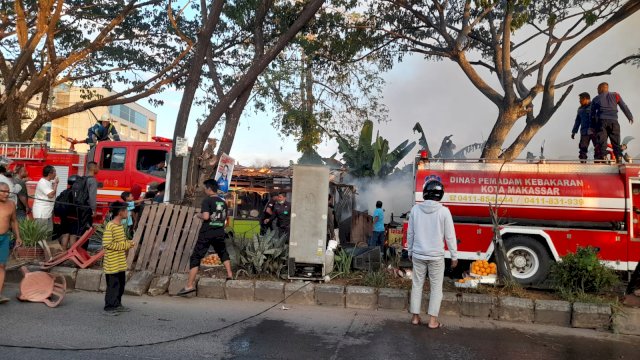Petugas Damkar Makassar saat berusaha menjinakkan api/Ist 