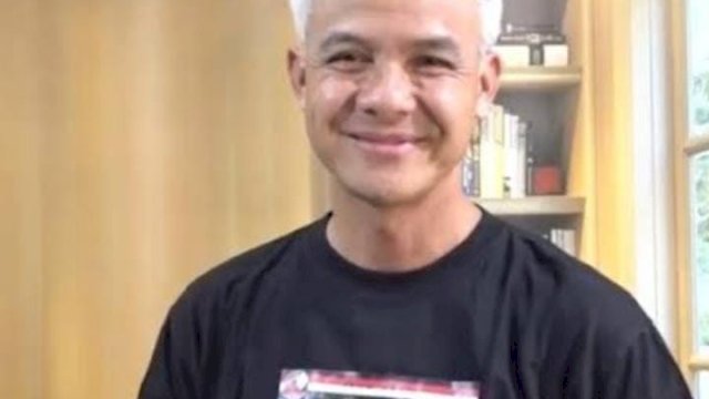 Tanggapi Golkar-PAN ke Prabowo, Ganjar Pamer Baju Kaos Gambar Jokowi