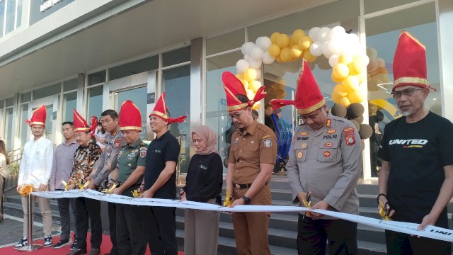 Kalla Kars Resmikan Store United E-Motor Makassar di CPI