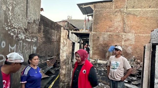 Andi Tenri Uji Boyong BMI Makassar Serahkan Bantuan ke Korban Kebakaran di Jalan Kakatua 3