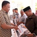 Tak Ingin Peternak Merugi, Ilham Azikin Serahkan Klaim Asuransi Ternak Rp450 Juta