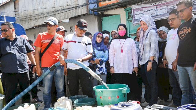 Pimpinan PDAM dan Wawali Makassar Pantau Pembagian Air di Ujung Tanah