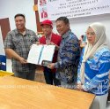 Unhas Rakit Kursi dan Meja Ergonomis untuk Petani Rumput Laut di Maros