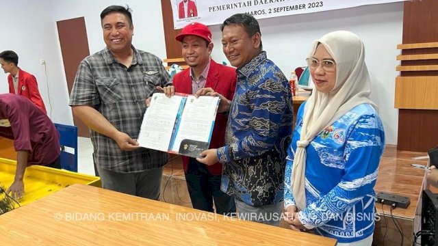 Unhas Rakit Kursi dan Meja Ergonomis untuk Petani Rumput Laut di Maros