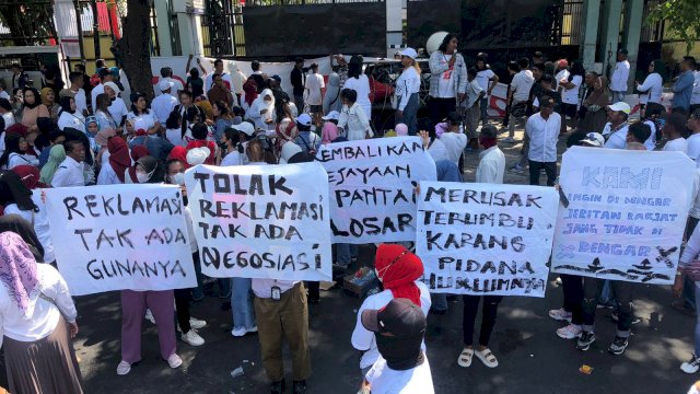 Warga Lae-lae saat  menggelar aksi di depan Kantor Gubernur Pemprov Sulsel, menolak reklamasi/Ist