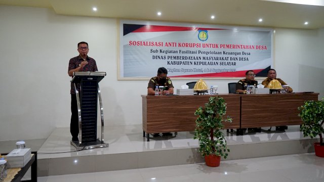 Bupati Kepulauan Selayar H. Muh. Basli Ali saat membuka secara resmi Sosialisasi Anti Korupsi Pemerintah Desa Kabupaten Kepulauan Selayar di Tinabo room Rayhan Square Hotel, Senin (4/9/2023)/Ist