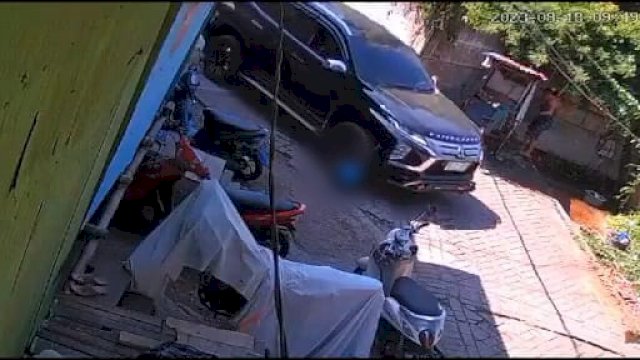 Potongan video saat mobil mewah Pajero Sport melindas seorang balita di Makassar/Ist