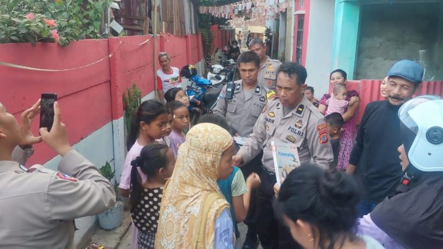 Kapolsek Rappocini, AKP Muhammad Yusuf saat turun langsung membagikan buku bacaan kepada masyarakat/Ist