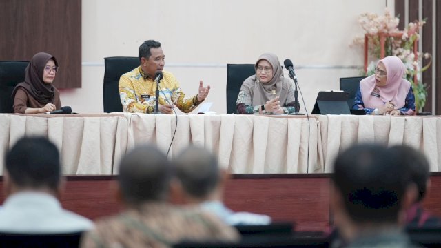 Pj. Gubernur Bahtiar  saat melakukan pertemuan Rapat Kordinasi Pengawasan Upaya Pencegahan, Rehabilitasi Kasus - kasus Kekerasan terhadap Anak di Kantor Gubernur Sulsel, Kamis, 7 September 2023/Ist
