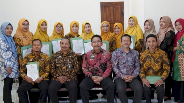 Kepala Dinas Pendidikan dan Kebudayaan (Disdikbud) Bantaeng Muslimin bersama 10 Pengawas tingkat Sekolah Dasar (SD) dan Sekolah Menengah Pertama (SMP) yang dilantik/Ist
