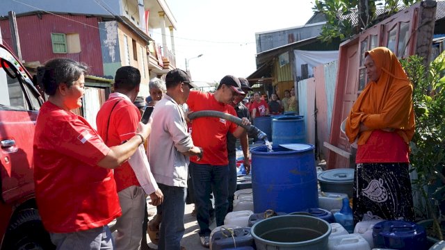 Bantu Warga Terdampak Kekeringan, Muhammad Surya Salurkan 10.000 Liter Air Bersih di Makassar