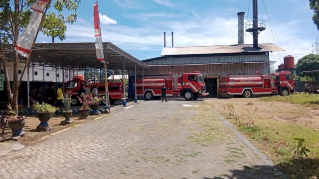Damkar Makassar saat berusaha menjinakkan api di  gudang pengelolaan limbah Pemprov Sulsel/Ist