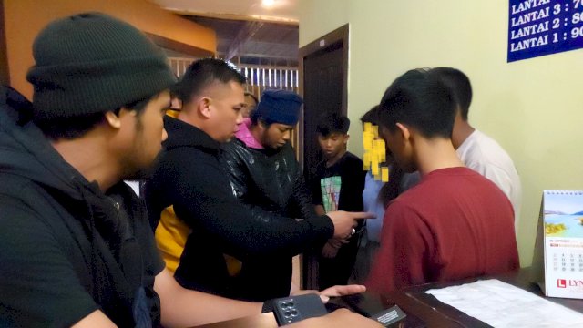 Tim Khusus Polsek Rappocini saat melakukan penggrebekan di salah satu wisma di Makassar/Ist