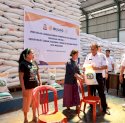 Perum Bulog Dan Pemkot Makassar Salurkan Bantuan Beras ke 42 Ribu Keluarga