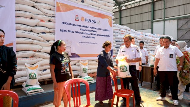 Wali Kota Makassar saat menyalurkan bantuan beras kepada warga/Ist