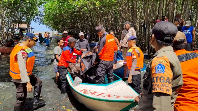 Proses evakuasi terhadap korban yang ditemukan tenggelam di Perairan Lantoro Kecamatan Cenrana, Kabupaten Bone, Provinsi Sulawesi Selatan (Sulsel), Minggu (17/9/2023)/Ist