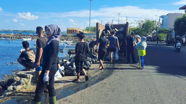 Pemkot Parepare Gandeng Komunitas Pecinta Lingkungan Bersihkan Pantai Cempae