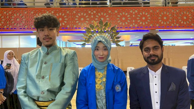 Bikin Pangling, Maba Unismuh dari Jepang Dikukuhkan Pakai Baju Adat Sulsel