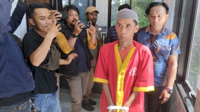 Pelaku S (53)  saat diamankan oleh Jajaran Cybercrime Ditreskrimsus Polda Sulsel (Portal Media/Aldy)
