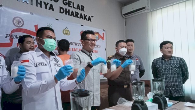Satuan Reserse Narkoba (Satresnarkoba) Polrestabes Makassar, melakukan pemusnahan barang bukti narkotika jenis sabu sebanyak 638,524 gram(Portal Media/Aldy)