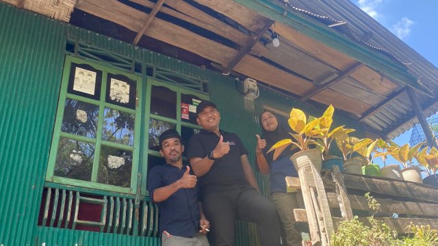 Pemasangan Jaringan Listrik oleh Tim ARW di Takalar. 