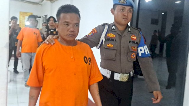 Dua pelaku aksi pemerasan di kawasan Pelabuhan Soekarno Hatta Makassar, diamankan polisi/Ist 