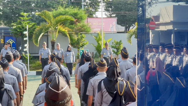 Kepala Kantor Wilayah Kementerian Hukum dam HAM Sulawesi Selatan, Liberti Sitinjak dalam arahannya kepada seluruh pegawai pada apel pagi, Senin(25/9)/Ist