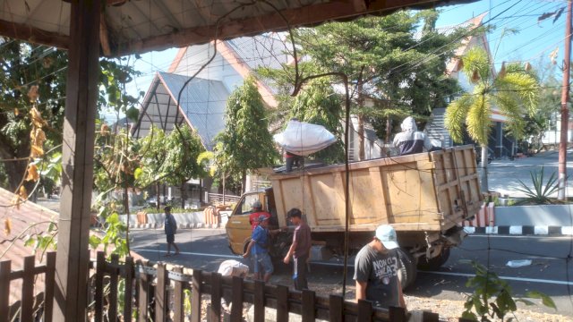 Manfaatkan Musim Kemarau, DLH Parepare Bersihkan Selokan Area Perkantoran