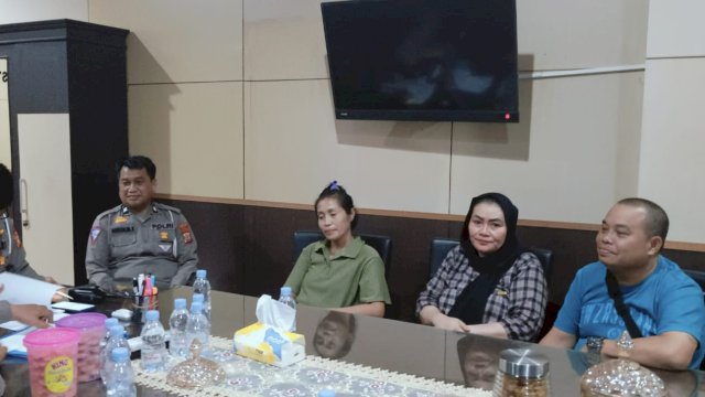 Pertemuan antara pengemudi dan orang tua korban  di gedung Satlantas Polrestabes Makassar, Senin (2/10/2023) .