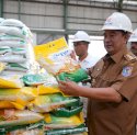 PJ Gubernur Tinjau Stok Beras Bulog: Cukup Hingga Akhir Tahun