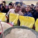 Pj Gubernur Sulsel Sebut Harga Beras Stabil karena Didukung Kios Bulog 