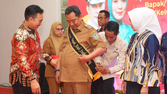 Pj Gubernur Bahtiar dan Ketua PKK Sofha Marwah Dikukuhkan Sebagai Bapak dan Bunda Asuh Anak Stunting