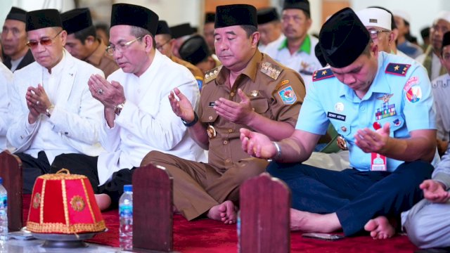 Penjabat Gubernur Provinsi Sulawesi Selatan (Sulsel), Bahtiar Baharuddin, melakukan sholawatan dengan ribuan masyarakat Sulsel, unsur TNI Polri, ulama, kepala daerah dan ribuan masyarakat Sulsel. 