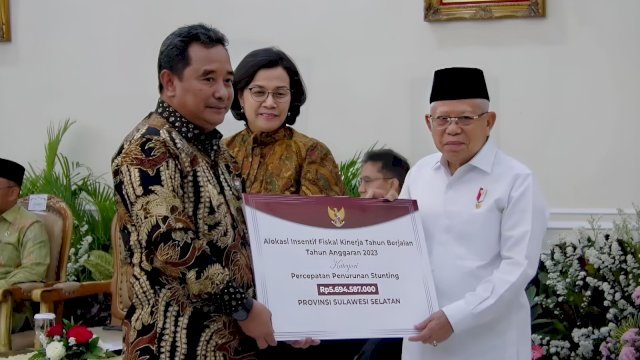 Penjabat Gubernur Sulsel, Bahtiar Baharuddin, menerima bantuan dana fiskal percepatan penurunan stunting, di Istana Wakil Presiden, Jumat, 6 Oktober 2023.