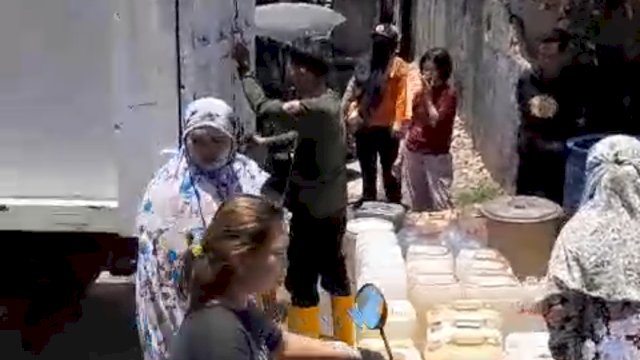 Warga mulai kesulitan mendapatkan air bersih akibat kemarau panjang.