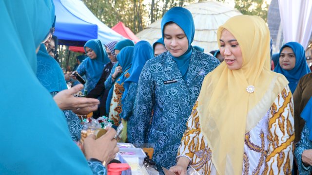 Pj Ketua PKK Sulsel Sofha Marwah Bahtiar didampingi Ketua PKK Gowa Priska Paramita Adnan, meninjau produk UMKM binaan PKK Gowa.