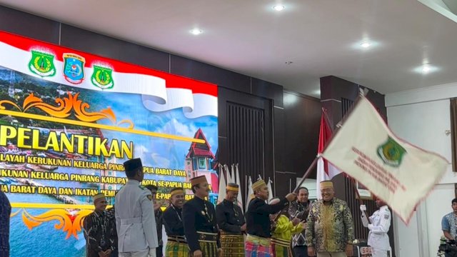 Ketua Umum Badan Pengurus Pusat (BPP) Kerukunan Keluarga Pinrang (KKP), Abdillah Natsir, melantik 4 Ketua KKP di Provinsi Papua Barat Daya. Pelantikan dipusatkan di Kota Sorong, Sabtu, 7 Oktober 2023.
