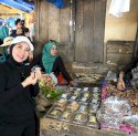 Kunjungi Pasar Malino, Sofha Marwah Bahtiar Borong Berbagai Jenis Cemilan Tradisional Hingga Aneka Sayur dan Buah