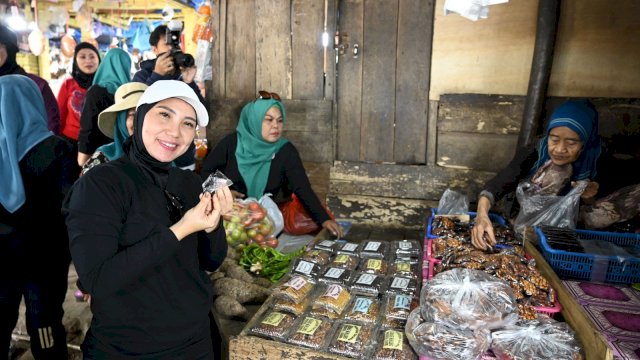Ketua Tim Penggerak PKK Sulsel, Sofha Marwah Bahtiar, saat berbelanja di Pasar Sentral Malino, Minggu, 8 Oktober 2023.