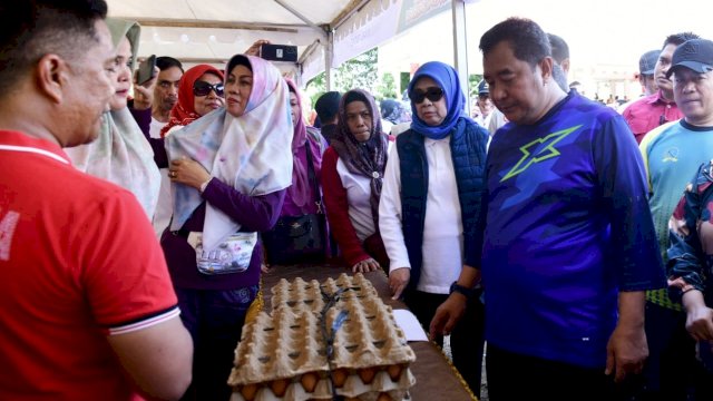 PJ Gubernur Sulsel, Bahtiar Baharuddin, menghadiri Gerakan Pangan Murah di Kabupaten Bone.
