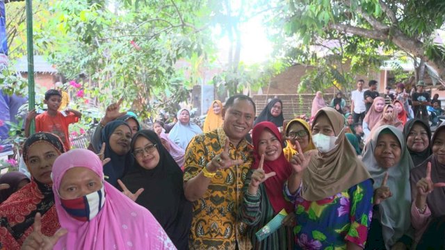Bakal Caleg DPRD Sulawesi Selatan dari Partai Golkar, Lukman B Kady, bersilaturahmi bersama masyarakat Borongtalla, Kecamatan Pattalasang, Kabupaten Takalar, Minggu, 8 Oktober 2023.
