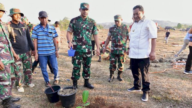 PJ Gubernur Sulsel Bahtiar Baharuddin saat melakukan penanaman pisang perdana di Kabupaten Gowa.