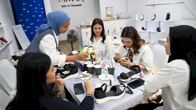 Painting sepatu dan sendal Aminda, melibatkan Brand Ambasador Aminda, Influencer, dan loyal customer Aminda.