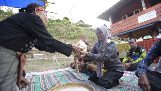 Bupati Luwu Utara, Indah Putri Indriani, saat mengunjungi masyarakat hukum adat di Dusun Longa Desa Embonatana, Seko Tengah.