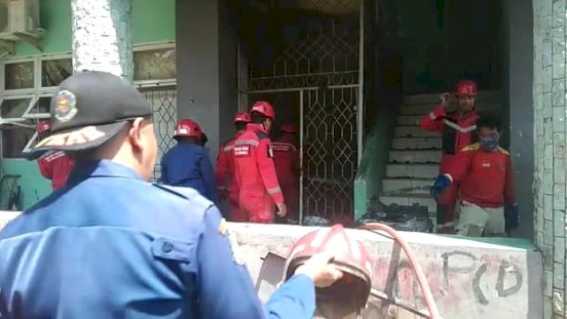 Petugas Damkar  Makassar saat melakukan upaya pemadaman api/Ist