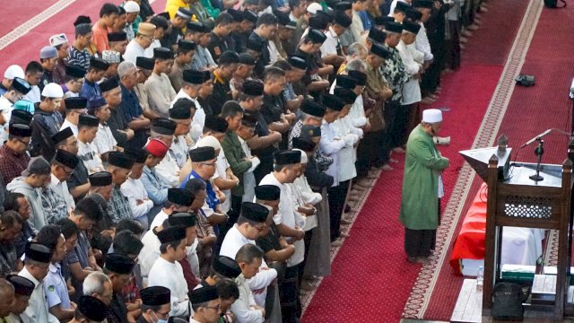 Taufan Pawe Turut Serta Shalat Jenazah Mantan Gubernur Sulsel HM Amin Syam