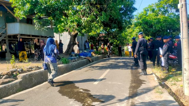 PAM Tirta Karajae Kolaborasi Brimob Parepare Salurkan Air Bersih Bagi Warga Minrulange Dampak Kekeringan Berkelanjutan 